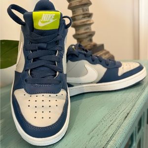 Boy’s Nike court lows | size 4.5